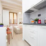 Casaviva - Cozy Minimal Studio In Ancient Genova
